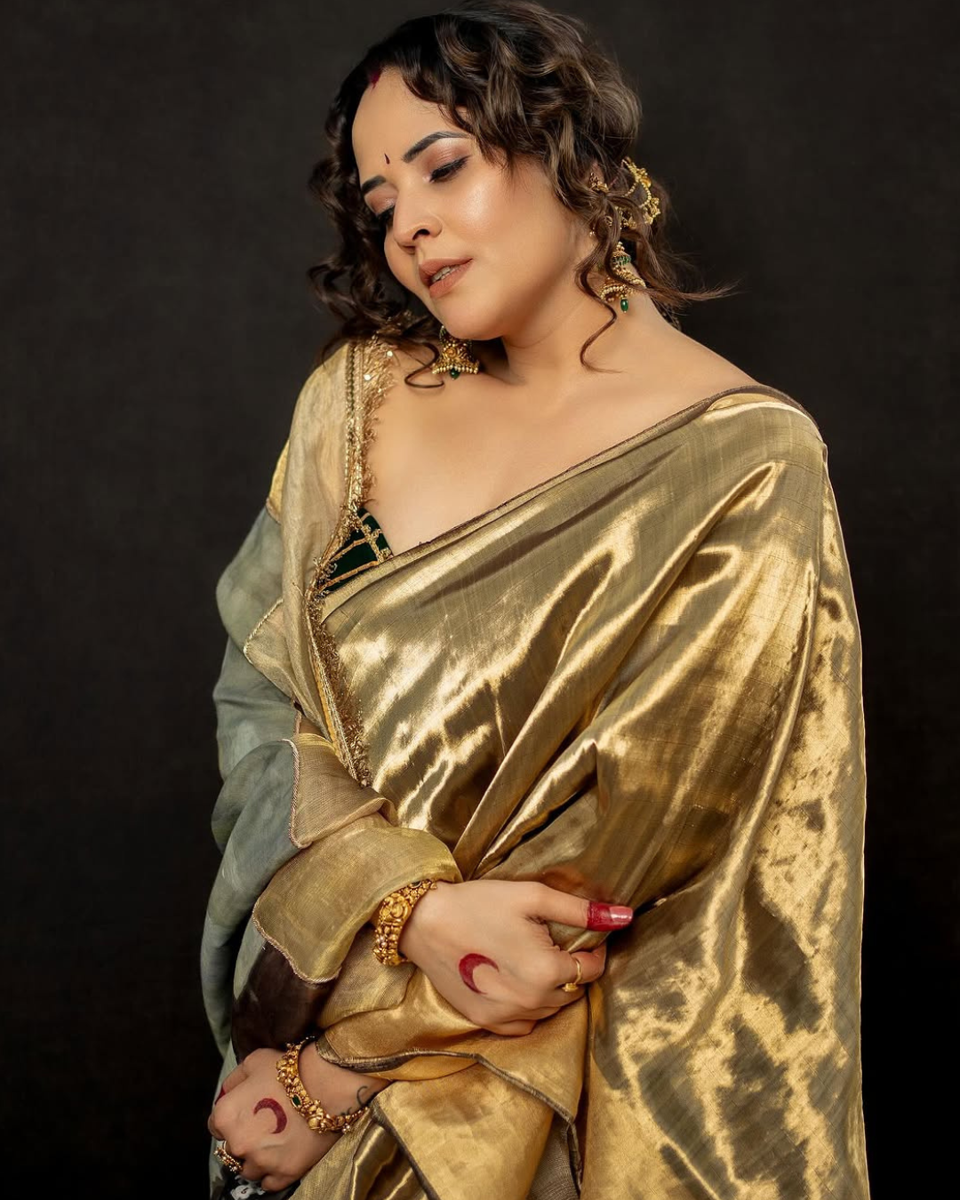 Anasuya Bharadwaj: గోల్డ్ కలర్ శారీలో మెరిసిపోతున్న అను.. ఏమందం మామా..