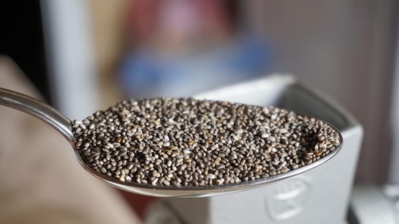 Chia seeds: తెల్ల చియా సీడ్స్ Vs నల్ల చియా సీడ్స్… ఈ రెండిట్లో ఏవి త్వరగా బరువును తగ్గిస్తాయి.