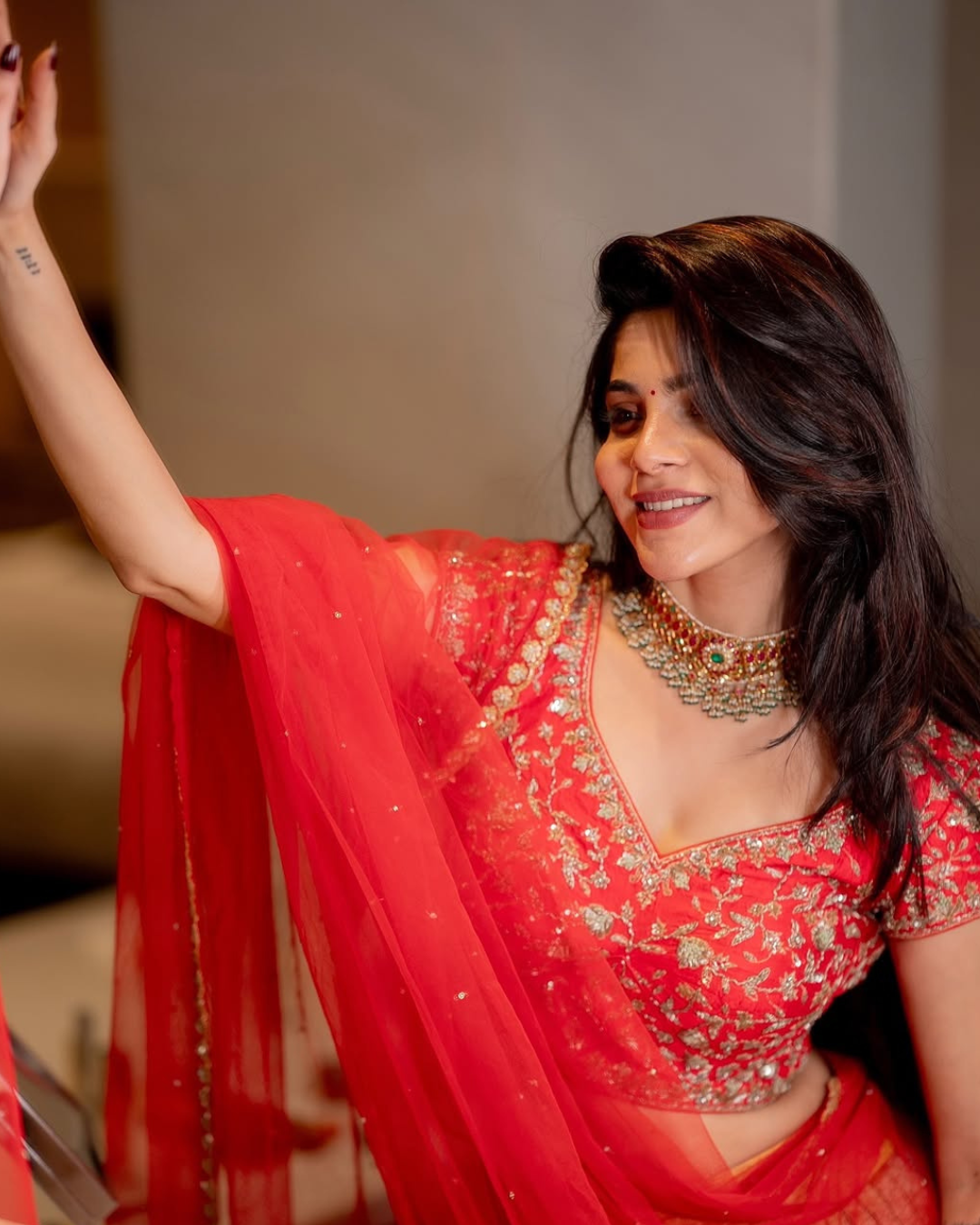 Divya Bharathi : రెడ్ డ్రెస్ లో ట్రెడిషినల్ లుక్ లో ఆకట్టుకుంటున్న దివ్య భారతి..
