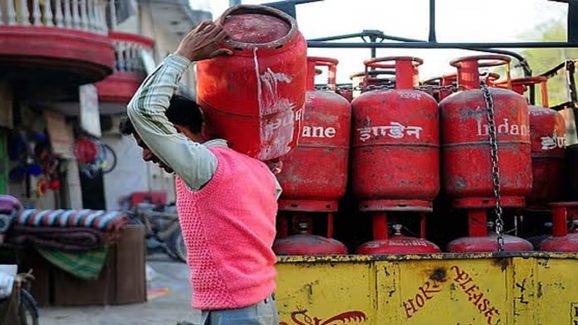 Free Gas Cylinder: ఒకే కుటుంబంలో ఇద్దరు మహిళలకు ఉచితంగా గ్యాస్ సిలిండర్‌లు..ఇలా సాధ్యం