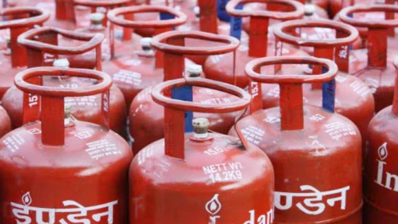 LPG Gas: సామాన్యులకు షాకిచ్చిన ప్రభుత్వం..ఎల్పీజీ గ్యాస్ ధర భారీగా పెంపు