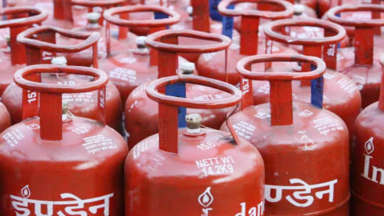 LPG Gas: సామాన్యులకు షాకిచ్చిన ప్రభుత్వం..ఎల్పీజీ గ్యాస్ ధర భారీగా పెంపు