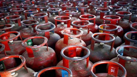 LPG Prices: గుడ్ న్యూస్..గ్యాస్ ధరలు తగ్గాయోచ్, ఎంతకు చేరుకున్నాయంటే