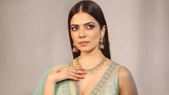 Malavika Mohanan : పబ్లిక్ గానే ముద్దు అడిగారు.. హీరోయిన్ లైఫ్ లో షాకింగ్ ఘటన..