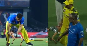 Ms Dhoni : ధోని ముందు గేమ్స్ వద్దు.. చిట్టి రోబోను మడతపెట్టి మరీ
