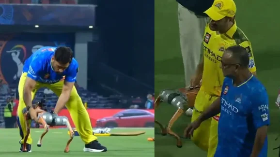 Ms Dhoni : ధోని ముందు గేమ్స్ వద్దు.. చిట్టి రోబోను మడతపెట్టి మరీ