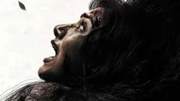 Horror Movie OTT : దెయ్యం కంట్రోల్ లో ప్రాంతం.. అడవిలో అదిరిపోయే ట్విస్ట్ లు.. మలుపులతో స్టోరీ..