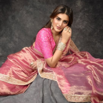 Nidhi Agarwal : చీరలో నిధి అందాలు చూడతరమా..ఎంత క్యూట్ గా ఉందో..