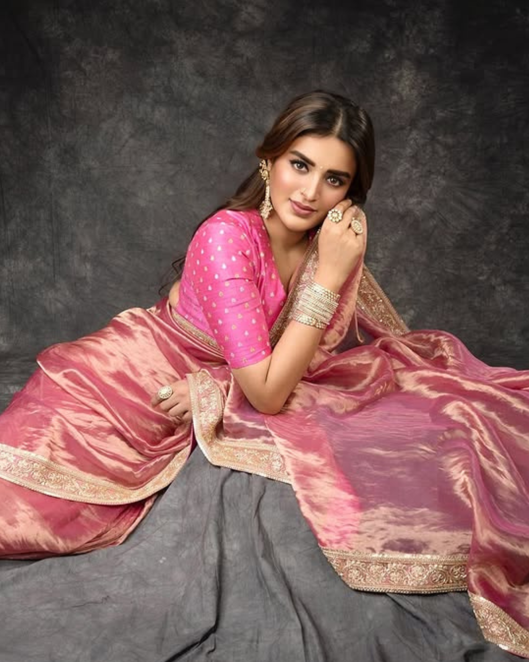Nidhi Agarwal : చీరలో నిధి అందాలు చూడతరమా..ఎంత క్యూట్ గా ఉందో..