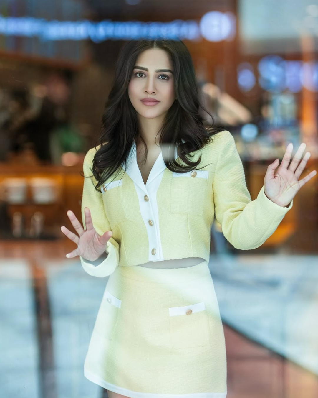 Nabha Natesh : మినీ స్కట్ లో నభా క్యూట్ స్టిల్స్.. మైండ్ బ్లాక్ అవుతుంది..