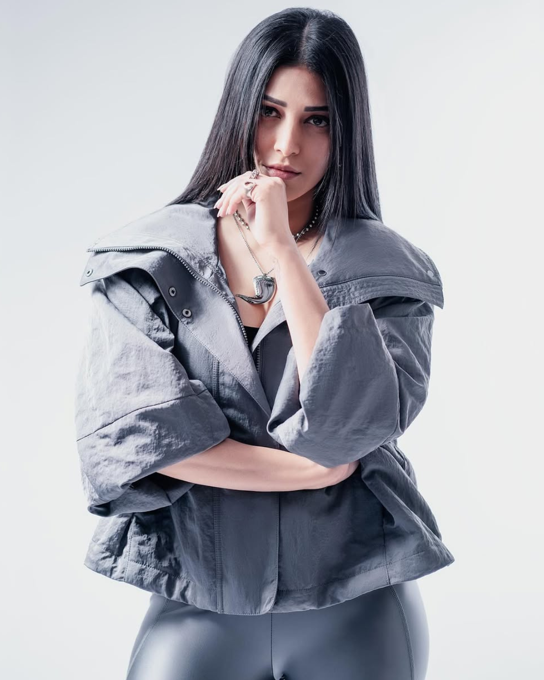 Shruthi Haasan : స్కిన్ టైట్ డ్రెస్ లో అల్ట్రా మోడల్ లుక్ లో శృతి హాసన్..