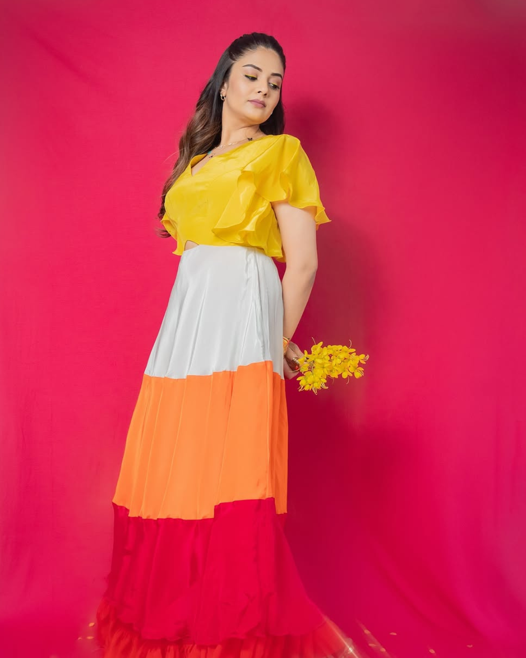 Sreemukhi : కలర్ ఫుల్ డ్రెస్ లో శ్రీముఖి స్టైలిష్ స్టిల్స్ అదుర్స్.. భలే ఉంది మామా..