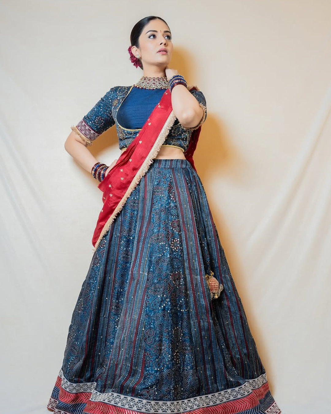 Sreemukhi : ట్రెడిషినల్ లుక్ లో రాములమ్మ అందాలు చూడతారమా.. భలే ఉంది కదా..