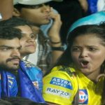 MI vs CSK : ముంబై ఇండియన్స్ ఫ్యాన్స్ ను ర్యాగింగ్ చేసిన లేడి.. ఫోటో వైరల్