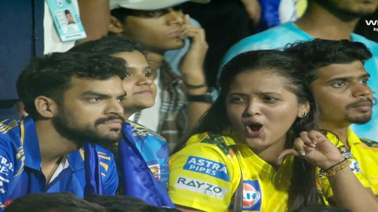 MI vs CSK : ముంబై ఇండియన్స్ ఫ్యాన్స్ ను ర్యాగింగ్ చేసిన లేడి.. ఫోటో వైరల్