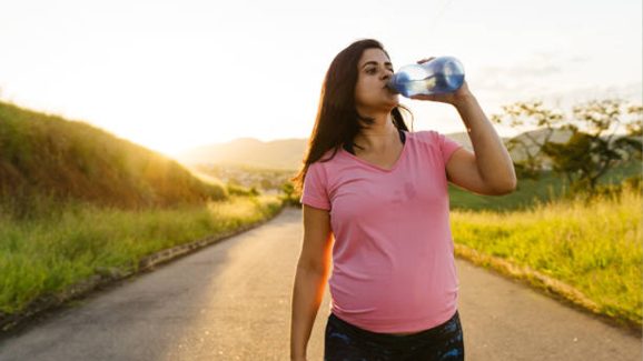 Drinking Water: వాకింగ్ చేసి.. వాటర్ తాగితే ఏమవుతుందో తెలుసా?