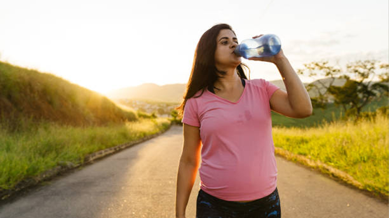 Drinking Water: వాకింగ్ చేసి.. వాటర్ తాగితే ఏమవుతుందో తెలుసా?