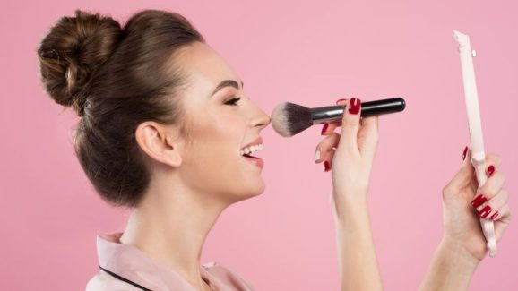 Simple Makeup: ట్రెండీ లుక్ కోసం.. కాస్త మేకప్ వేద్దామా ?