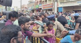 Telangana News : 9 రూపాయలకే చీర.. మహిళలు ఊరుకుంటారా..