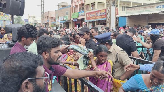Telangana News : 9 రూపాయలకే చీర.. మహిళలు ఊరుకుంటారా..