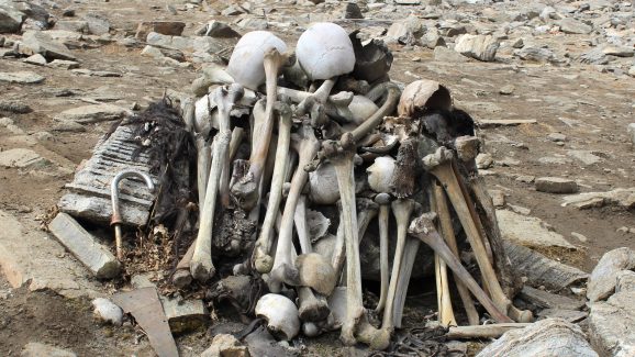 Roopkund Lake: అక్కడికి వెళ్లాలంటే గుండె ధైర్యం ఎక్కువే ఉండాలి.. సరస్సు నిండా అస్తిపంజరాలే మరి..!