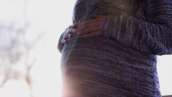 Pregnant Ladies: వడ గాడ్పుల సమయంలో గర్భిణీలు ఎలాంటి జాగ్రత్తలు తీసుకోవాలో తెలుసా?