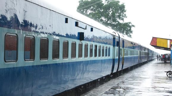 Flights Cancel: విమానాలు రద్దు.. ఆ నగరాల నుంచి ప్రత్యేక రైళ్లు