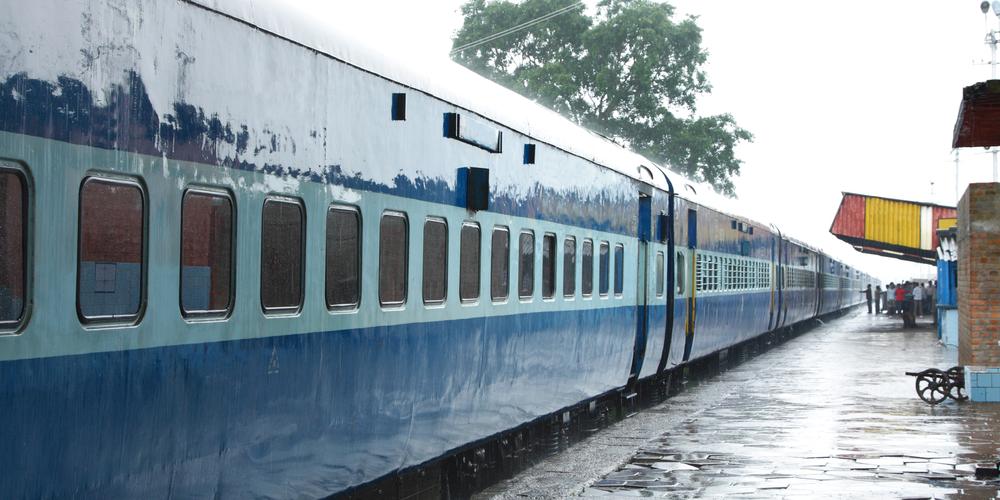 Flights Cancel: విమానాలు రద్దు.. ఆ నగరాల నుంచి ప్రత్యేక రైళ్లు