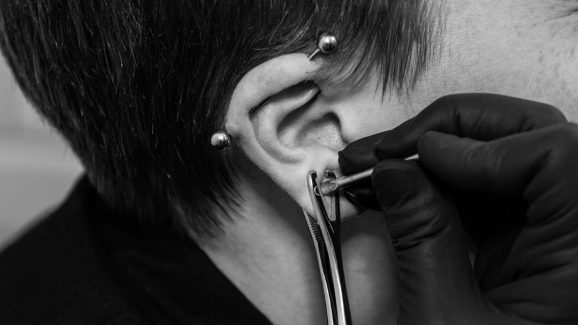 Men Ear-piercing: మగవారు చెవి పోగు పెట్టుకోగానే చప్రీ అనడం కాదు.. దీని వల్ల కలిగే లాభాలు తెలుసుకోండి