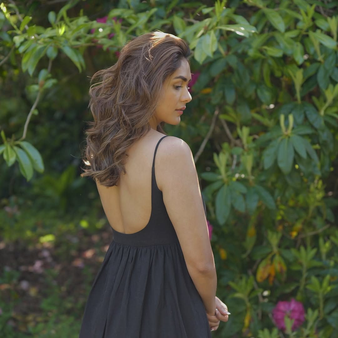 Mrunal Thakur photo Gallery