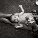 Infants: చంటిపిల్లలకు ఎందుకు కాళ్ల మీద పడుకోబెట్టుకుని స్నానం చేయిస్తారో తెలుసా?