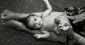 Infants: చంటిపిల్లలకు ఎందుకు కాళ్ల మీద పడుకోబెట్టుకుని స్నానం చేయిస్తారో తెలుసా?
