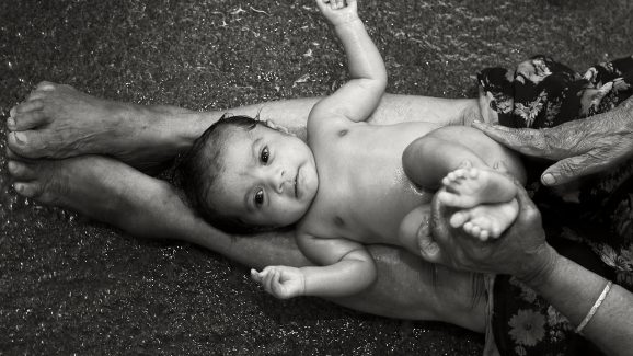 Infants: చంటిపిల్లలకు ఎందుకు కాళ్ల మీద పడుకోబెట్టుకుని స్నానం చేయిస్తారో తెలుసా?