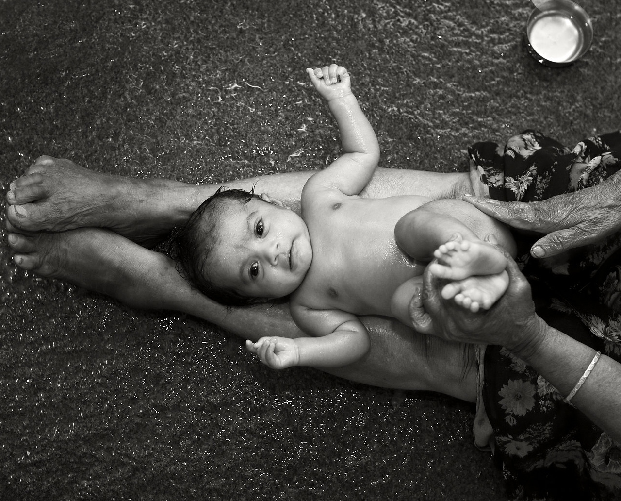Infants: చంటిపిల్లలకు ఎందుకు కాళ్ల మీద పడుకోబెట్టుకుని స్నానం చేయిస్తారో తెలుసా?