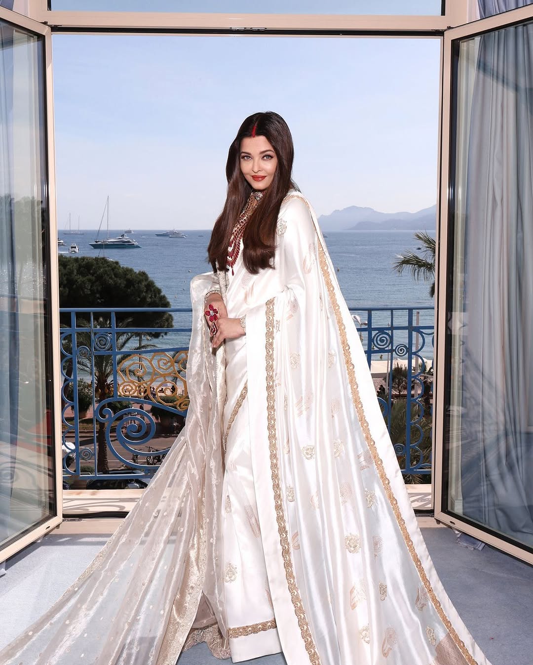 Actress Aishwarya Rai Bachchan Photo Gallery