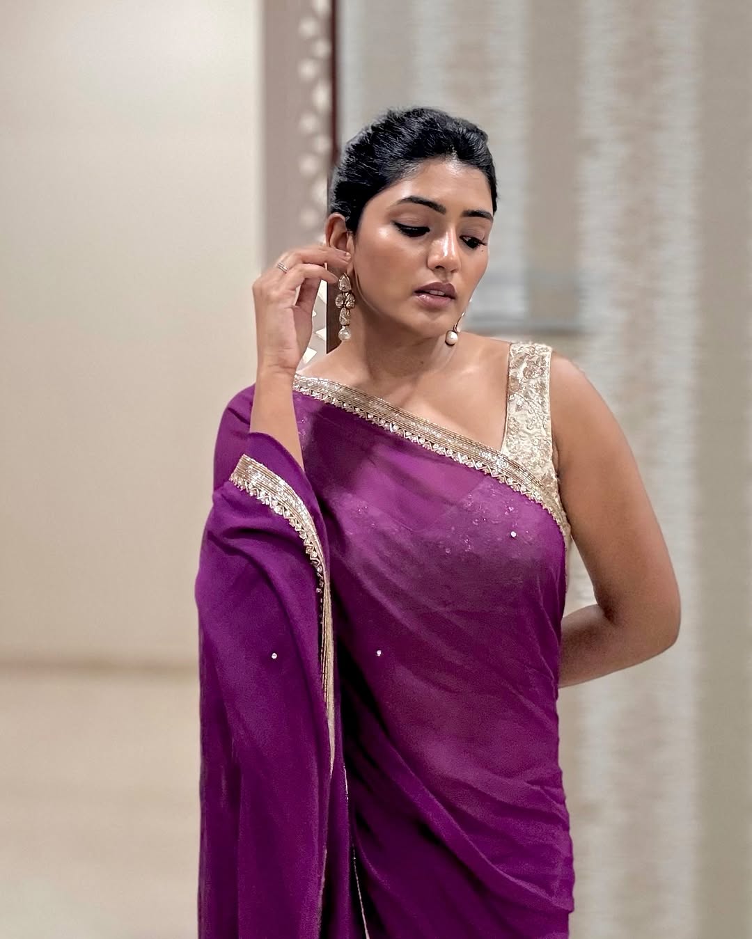 Eesha Rebba : చీరలో చిలిపి నవ్వుతో మతిపోగొడుతున్న తెలుగు అమ్మాయి ఈషా రెబ్బా..
