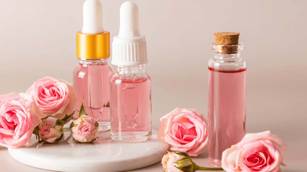 Rose Water For Skin: సమ్మర్‌లో రోజ్ వాటర్ ఇలా వాడితే.. మచ్చలేని చర్మం