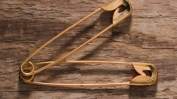 Safety Pin: వందల ఏళ్లైనా పిన్నీసు డిజైన్‌లో మార్పు రాకపోవడానికి కారణం తెలుసా?