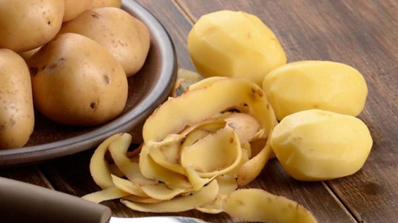 Potato Peel Benefits: బంగాళదుంప తొక్కలు పారేస్తున్నారా ? ఇది తెలిస్తే.. అస్సలు అలా చెయ్యరు !