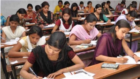 AP DSC 2025: డీఎస్సీ అభ్యర్థులకు మరో శుభవార్త.. నేరుగా 400 పైచిలుకు పోస్టుల  భర్తీ