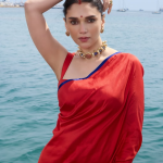 Aditi Rao Hydari : నుదుటన సింధూరంతో ఎర్ర చీరలో అప్సరసలా మెరిసిన అదితి..