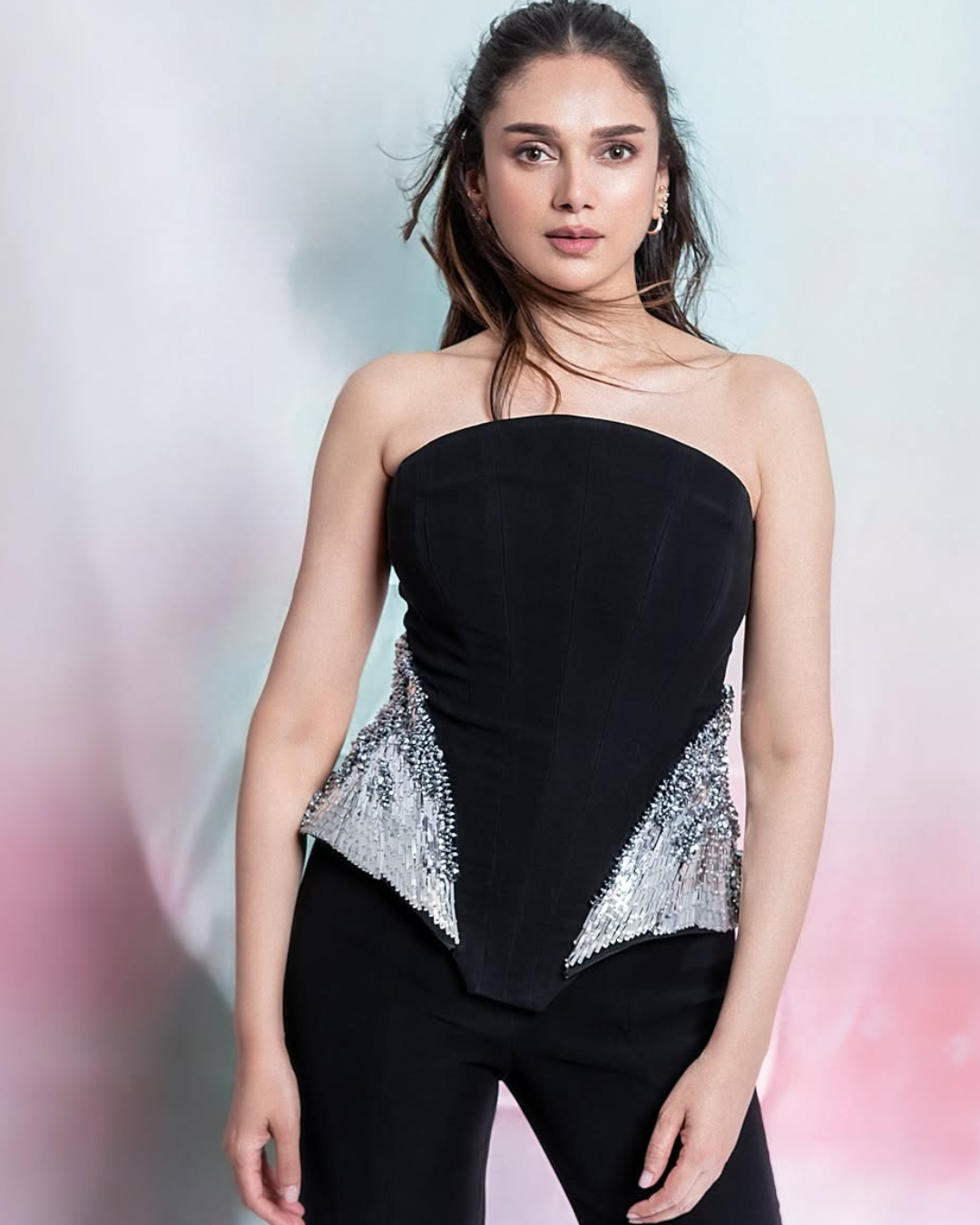 Aditi Rao Hydari : అల్ట్రా స్టైలిష్ లుక్ లో అదితి.. పెళ్లి తర్వాత గ్లామర్ గేట్లు ఎత్తేసిందే..