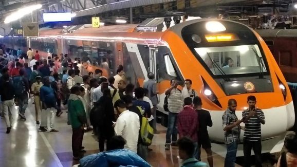Vande Bharat Extension: విశాఖపట్నం వందే భారత్ ఎక్స్ ప్రెస్ పొడిగింపు, ఇక ఆ స్టేషన్స్ వరకు పరుగు!