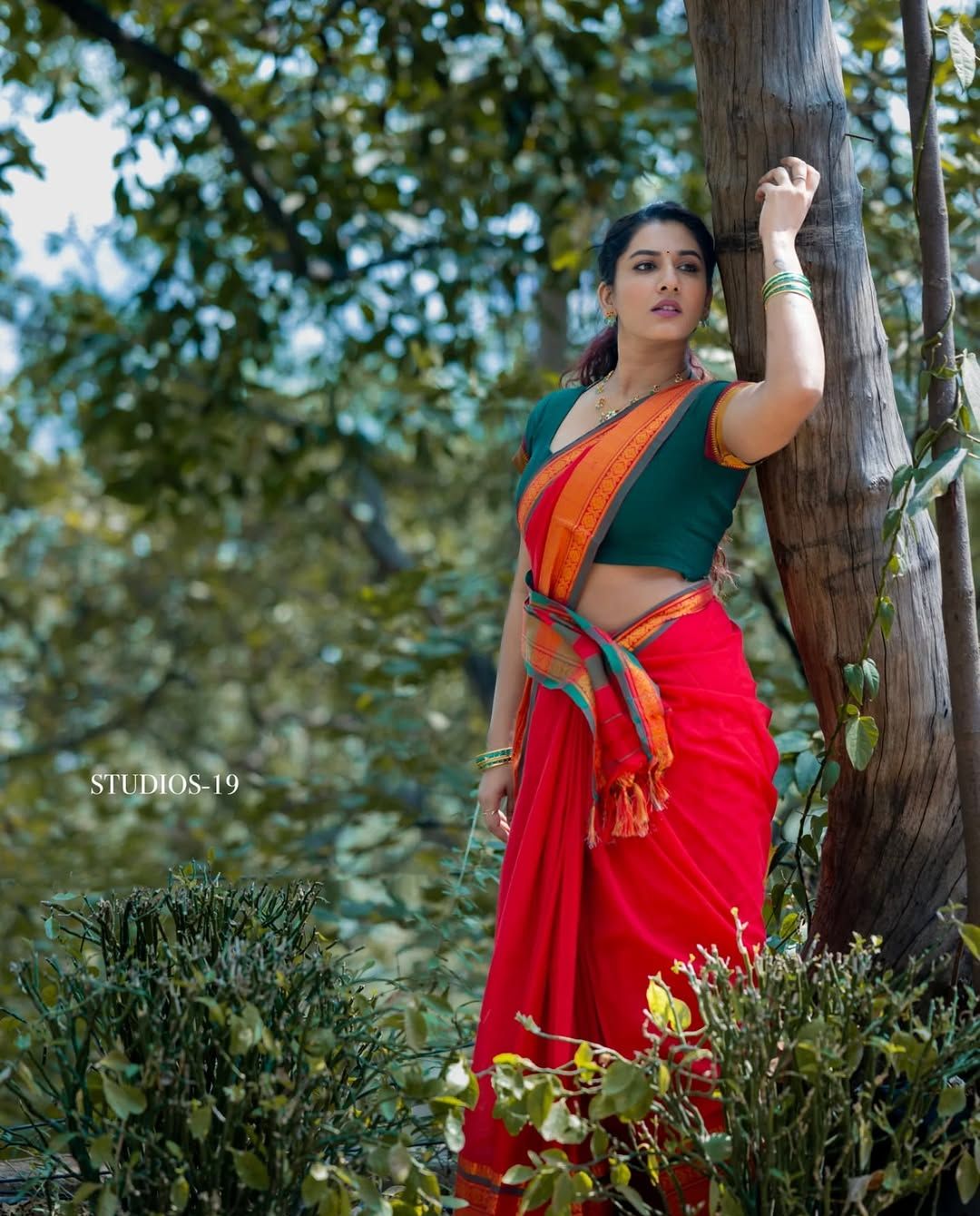 Vishnu Priya: ఎర్ర కోక పచ్చ జాకెట్లో సొగసులను ఆరబోసిన విష్ణుప్రియ.. కేక కేకంతే..