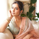 Raashii Khanna : చీరలో వయ్యారాలు వలకబోస్తున్న రాశి.. చిన్న నవ్వుకే ఫిదా..