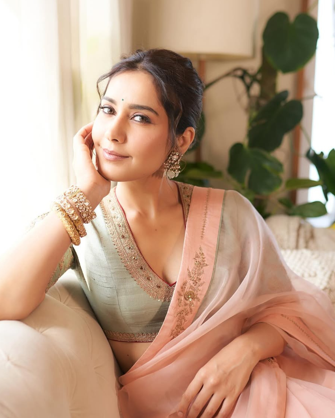 Raashii Khanna : చీరలో వయ్యారాలు వలకబోస్తున్న రాశి.. చిన్న నవ్వుకే ఫిదా..