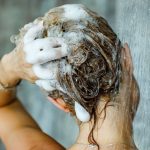 Washing Hair: తలస్నానం చేస్తున్నప్పుడు జుట్టు రాలుతోందా ? అస్సలు ఇలా చేయొద్దు