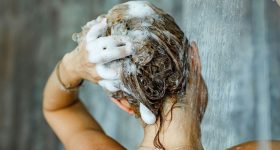 Washing Hair: తలస్నానం చేస్తున్నప్పుడు జుట్టు రాలుతోందా ? అస్సలు ఇలా చేయొద్దు
