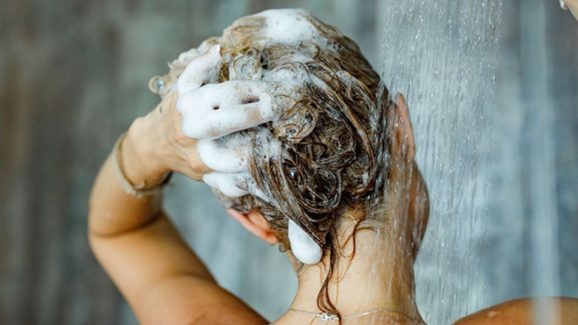 Washing Hair: తలస్నానం చేస్తున్నప్పుడు జుట్టు రాలుతోందా ? అస్సలు ఇలా చేయొద్దు