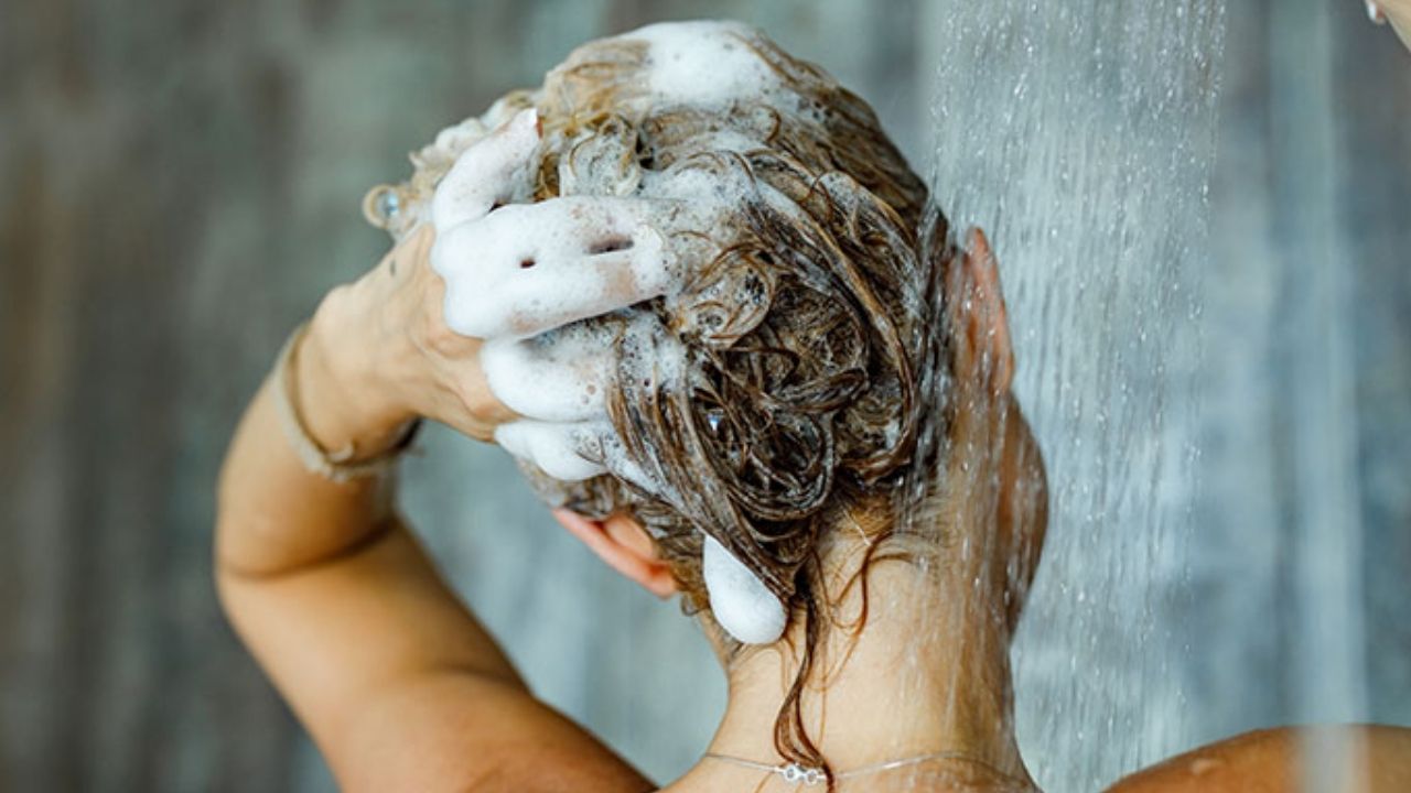 Washing Hair: తలస్నానం చేస్తున్నప్పుడు జుట్టు రాలుతోందా ? అస్సలు ఇలా చేయొద్దు